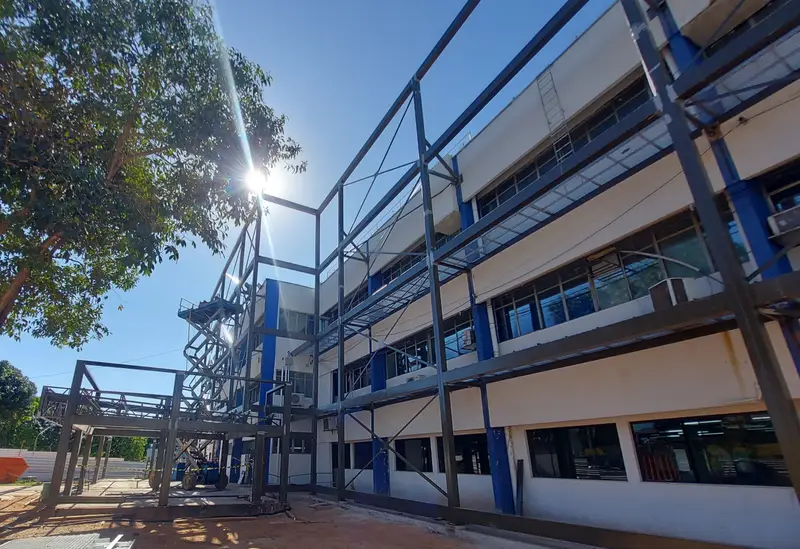 Fachada com a nova estrutura metálica